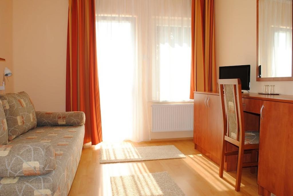 Stan Es Panzio Bed & Breakfast Balatonalmadi Phòng bức ảnh